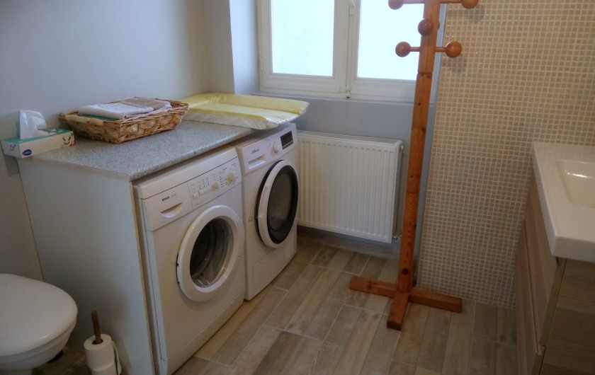 Location de vacances - Maison - Villa à Chouzelot - salle de bain du bas douche italienne lave-linge sèche-linge  table à langer