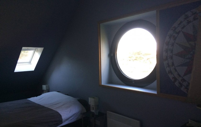 Location de vacances - Villa à Perros-Guirec - chambre king size   avec vue sur l'étang et sur le port