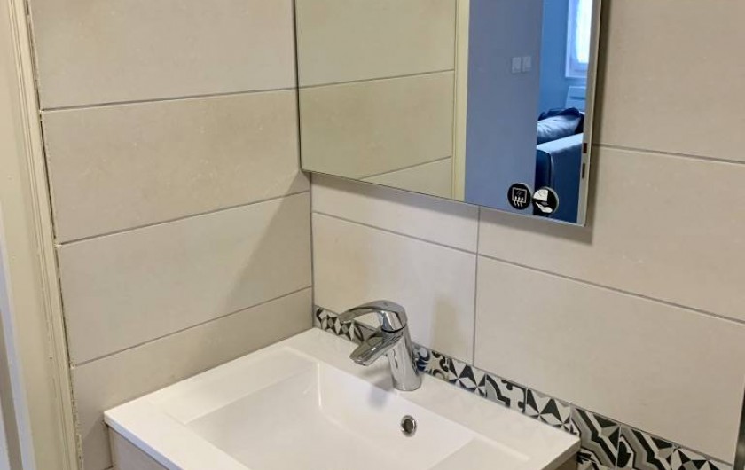 Location de vacances - Appartement à Labaroche - vasque et miroir dans la salle de bain