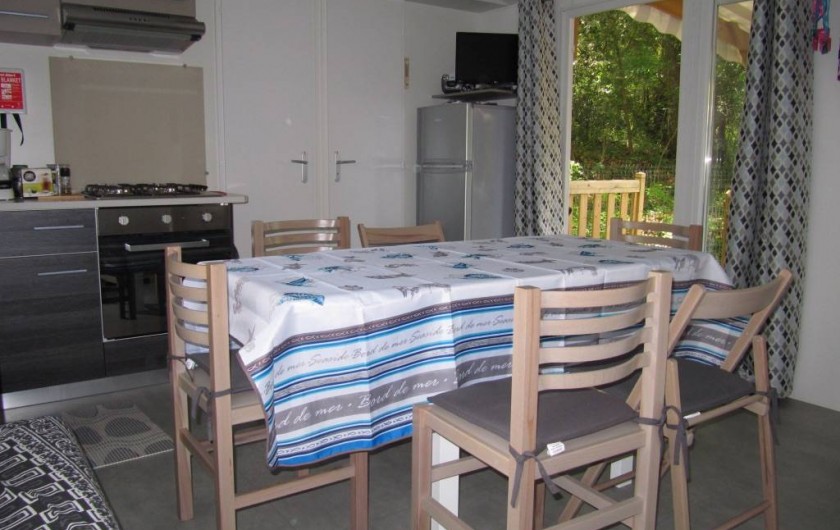Location de vacances - Bungalow - Mobilhome à Saint-Brevin-les-Pins - Séjour table dépliée pour 6 personnes