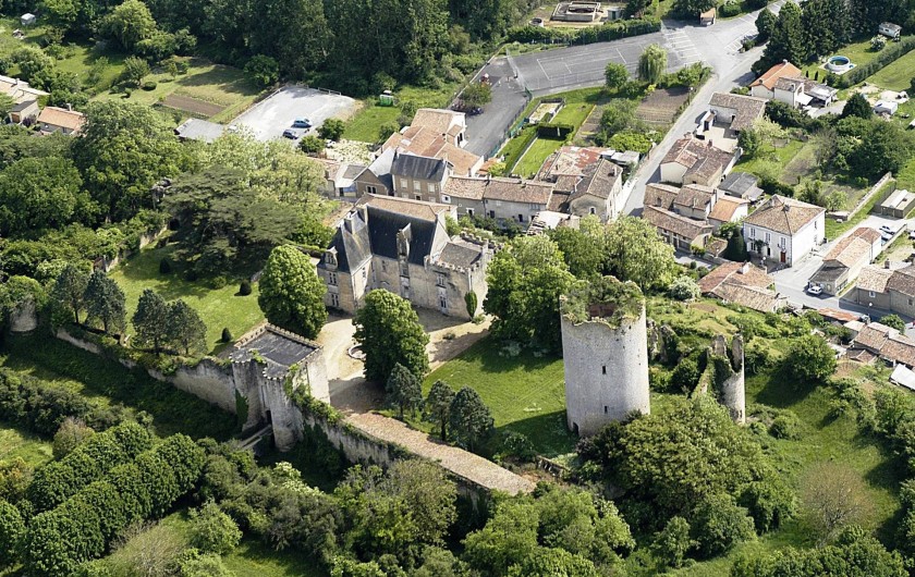 Location de vacances - Château - Manoir à Montreuil-Bonnin - Vue aérienne façade nord
