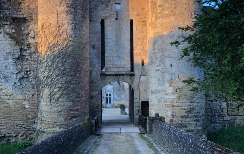 Location de vacances - Château - Manoir à Montreuil-Bonnin - Poterne d'entrée