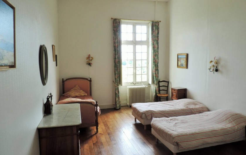 Location de vacances - Château - Manoir à Montreuil-Bonnin - Chambre des filles avec 4 lits et un lavabo.