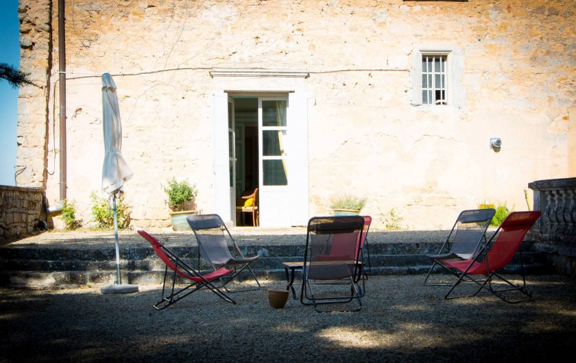 Location de vacances - Château - Manoir à Montreuil-Bonnin - Terrasse du salon sous le grand cèdre