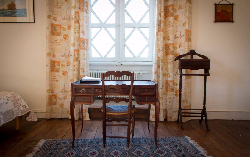 Location de vacances - Château - Manoir à Montreuil-Bonnin - Détail de la chambre voyages