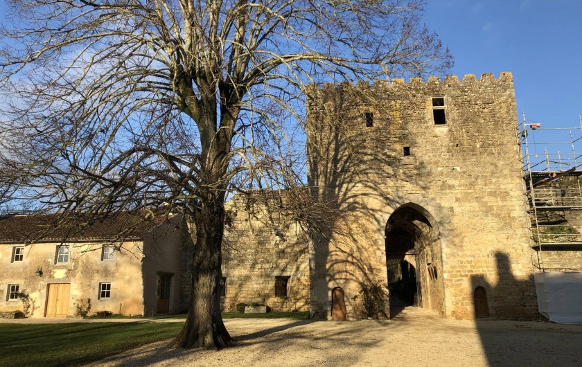 Location de vacances - Château - Manoir à Montreuil-Bonnin - Poterne coté sud