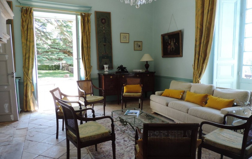 Location de vacances - Château - Manoir à Montreuil-Bonnin - salon ouvert sur la terrasse