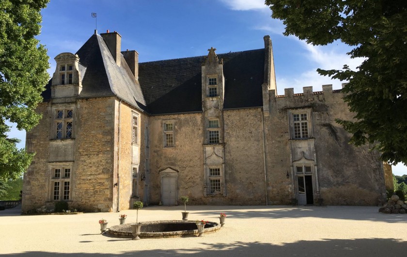 Location de vacances - Château - Manoir à Montreuil-Bonnin - vue sur le château dans la cour de la forteresse