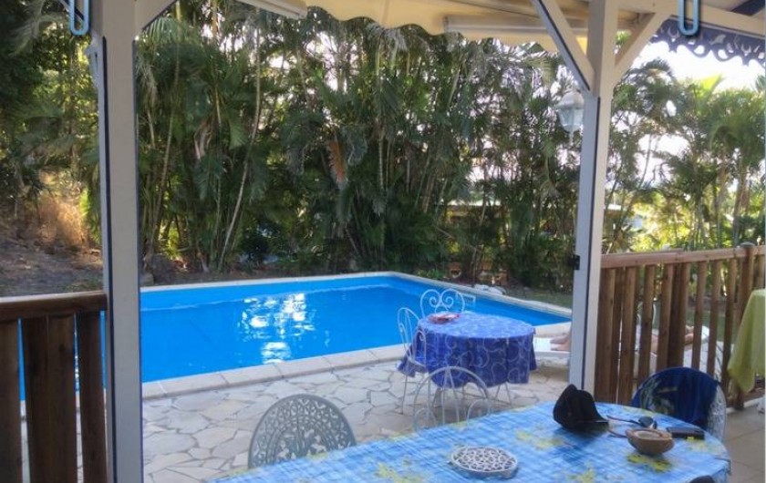 Location de vacances - Villa à Deshaies - piscine depuis le coin repas