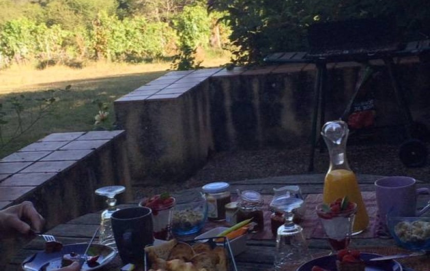 Location de vacances - Gîte à Biron - des petits déjeuners sur la terrasse