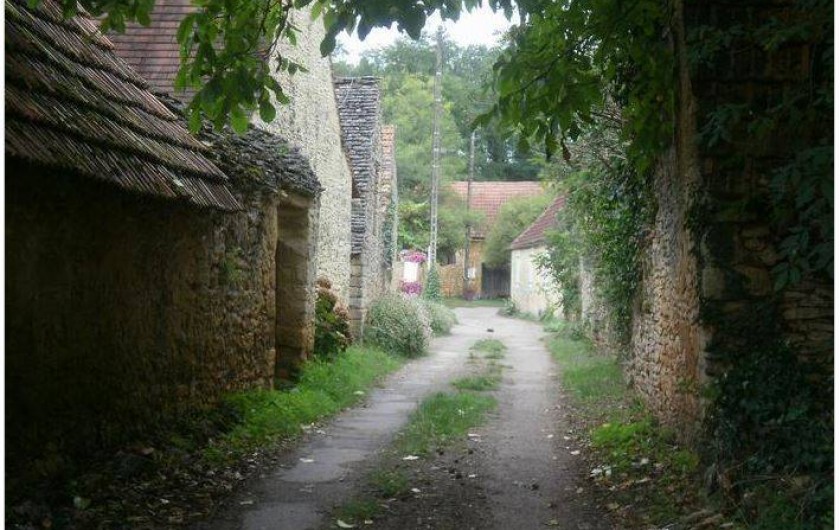 Location de vacances - Gîte à Saint-Cyprien - chemin et hameau à l'arrivée