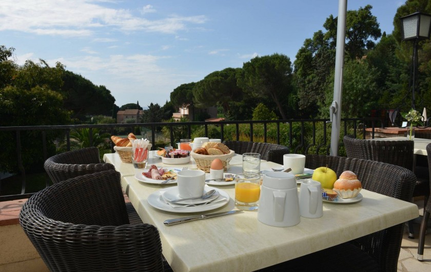 Location de vacances - Chambre d'hôtes à Cavalaire-sur-Mer - Terrasse Petit-Déjeuner