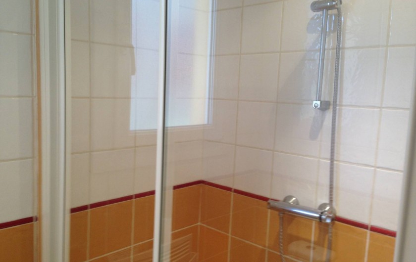 Location de vacances - Studio à Sanary-sur-Mer - Grande douche