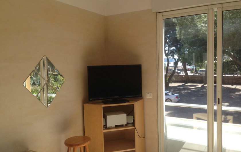 Location de vacances - Studio à Sanary-sur-Mer - Salon avec TV