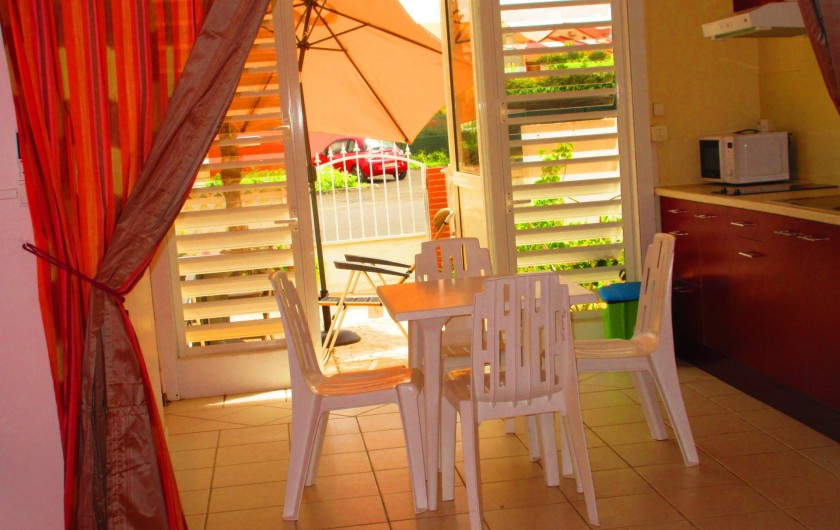 Location de vacances - Studio à Le Gosier - Espace repas : Table - chaises - vaisselles