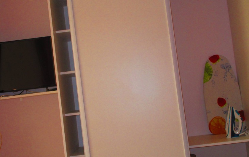 Location de vacances - Studio à Le Gosier - Placard - TV - table et fer à repasser - linge de maison