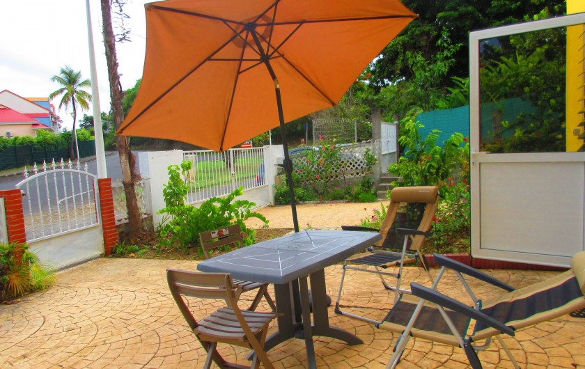 Location de vacances - Studio à Le Gosier - Jardin Parasol - fauteuils parking