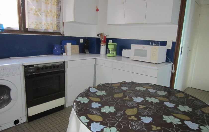 Location de vacances - Gîte à Vioménil - Cuisine avec four , lave linge micro ondes, cafetière