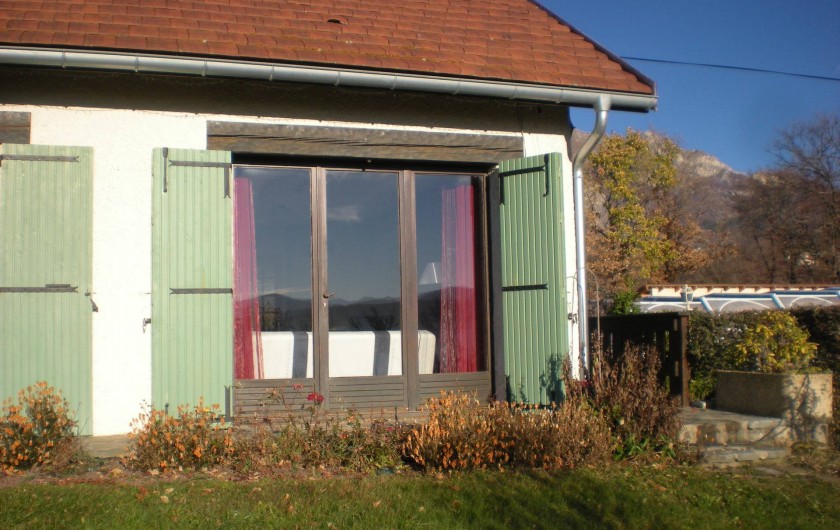 Location de vacances - Gîte à Gap - Vue de l'autre côté de la maison de la fenêtre du séjour