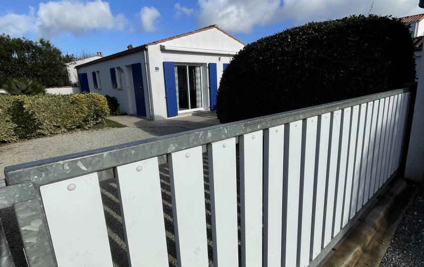 Location de vacances - Villa à La Cotinière - Jardin clos avec portail