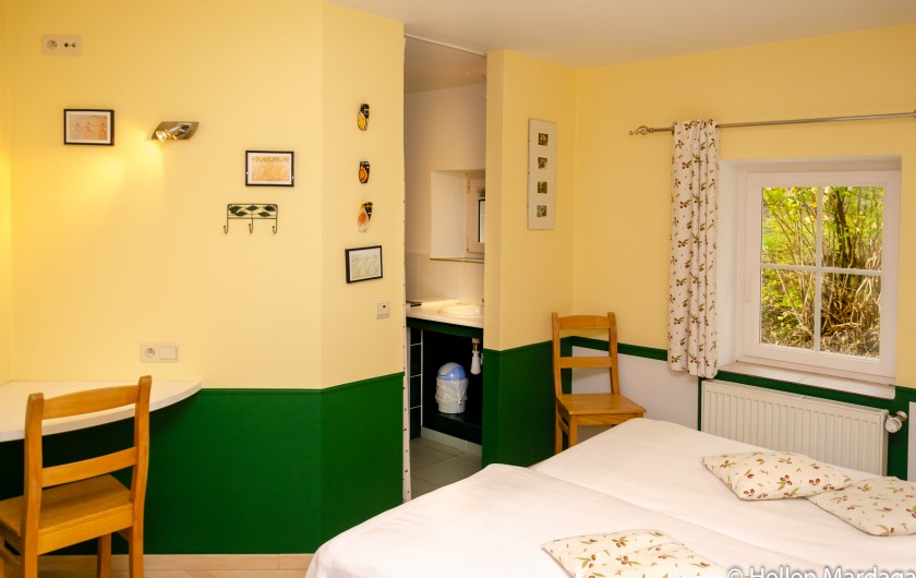 Location de vacances - Gîte à Theux - Chambre La Provence, 2 lits, Salle de bains (baignoire).