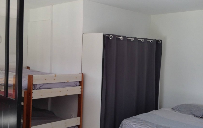 Location de vacances - Appartement à Ploufragan - GITE : L'ATELIER . 50 m2 chambre familiale ouverte sur séjour