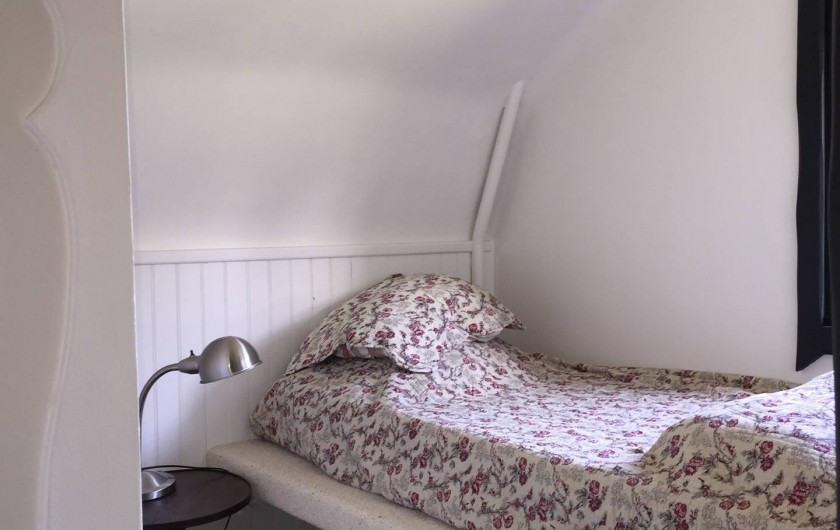 Location de vacances - Chalet à Megève - L'une des 3 chambres du haut avec son lit pour une personne et sa fenêtre