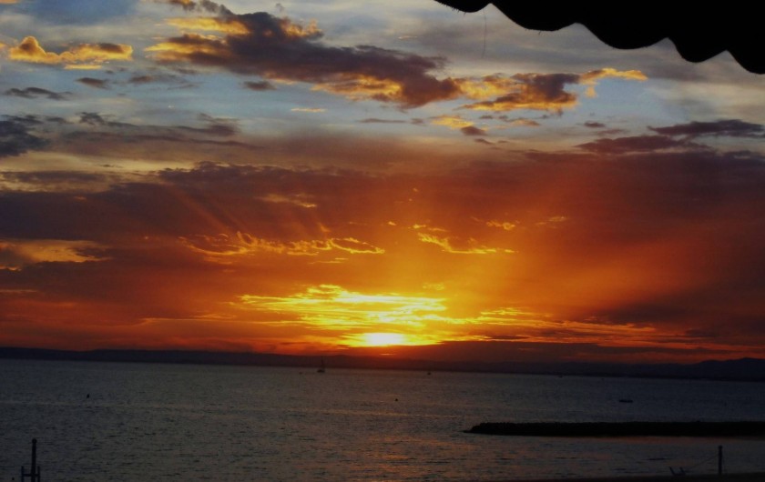 Location de vacances - Appartement à Le Grau-du-Roi - Coucher de soleil vu de la terrasse plein sud