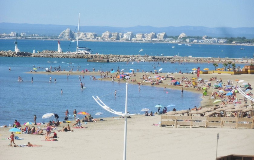 Location de vacances - Appartement à Le Grau-du-Roi - Baignade avec au loin La Grande Motte