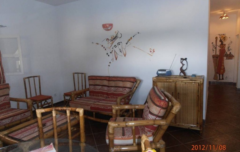 Location de vacances - Villa à Somone - salon salle à manger et couloir menant aux chambres