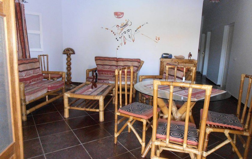 Location de vacances - Villa à Somone - le salon salle à manger ouvert sur la terrasse