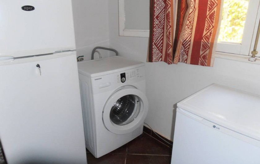 Location de vacances - Villa à Somone - l'arrière cuisine :2 frigos,machine à laver et un buffet