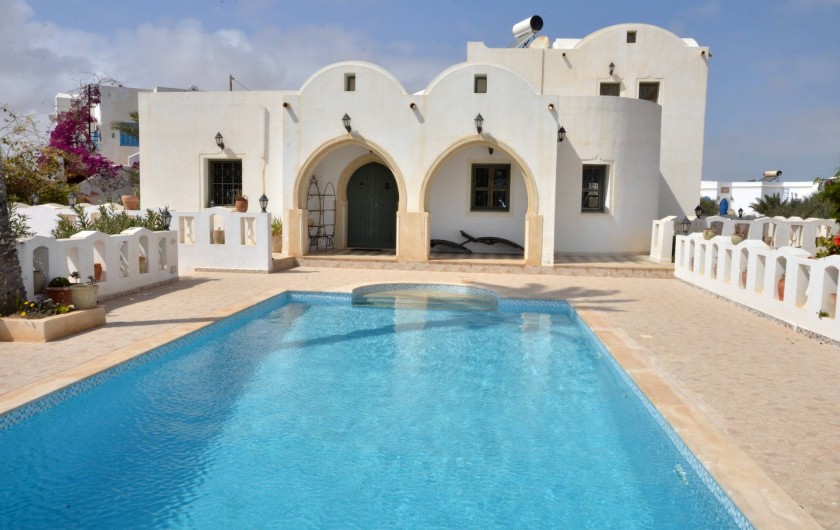 Location de vacances - Villa à Tezdaine - Façade piscine