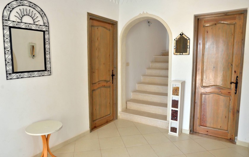 Location de vacances - Villa à Tezdaine - Hall desservant les chambres du RCH  et du 1er étage