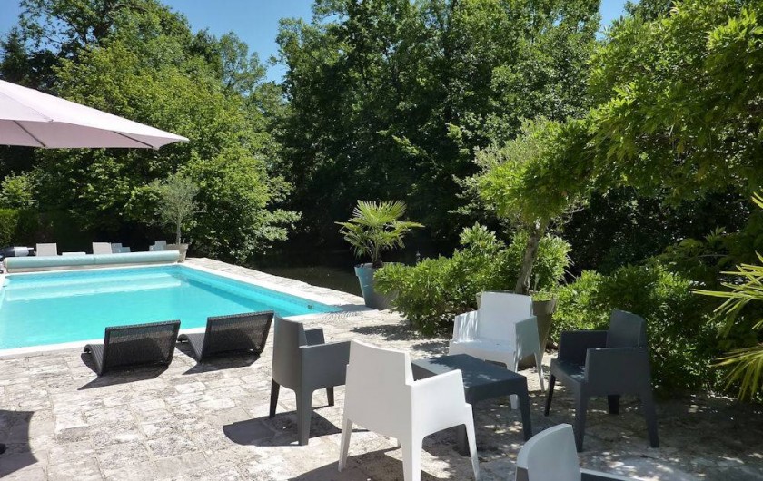 Location de vacances - Chambre d'hôtes à Olivet - La terrasse et la piscine...