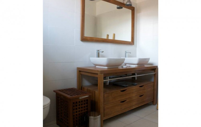 mobilier des 2 salles de bain,  meuble bois avec vasques