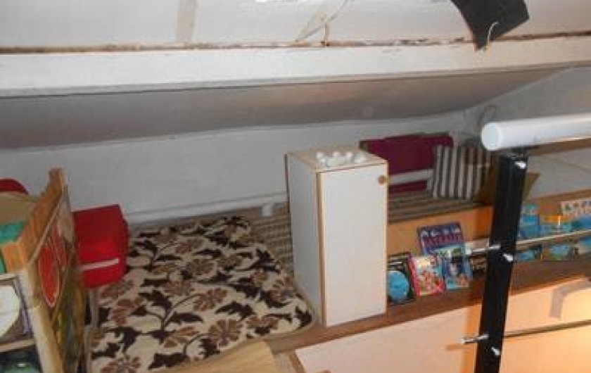 Location de vacances - Villa à Gujan-Mestras - chambre 2 : petit coin bibliothèque pour vos enfants