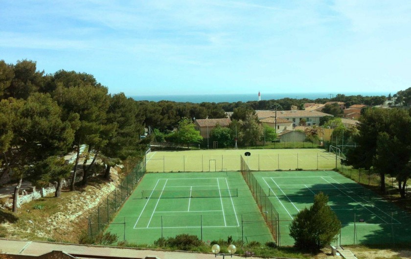 Location de vacances - Appartement à Martigues - 2 terrains de tennis accessibles depuis les appartements, vue mer des chambres