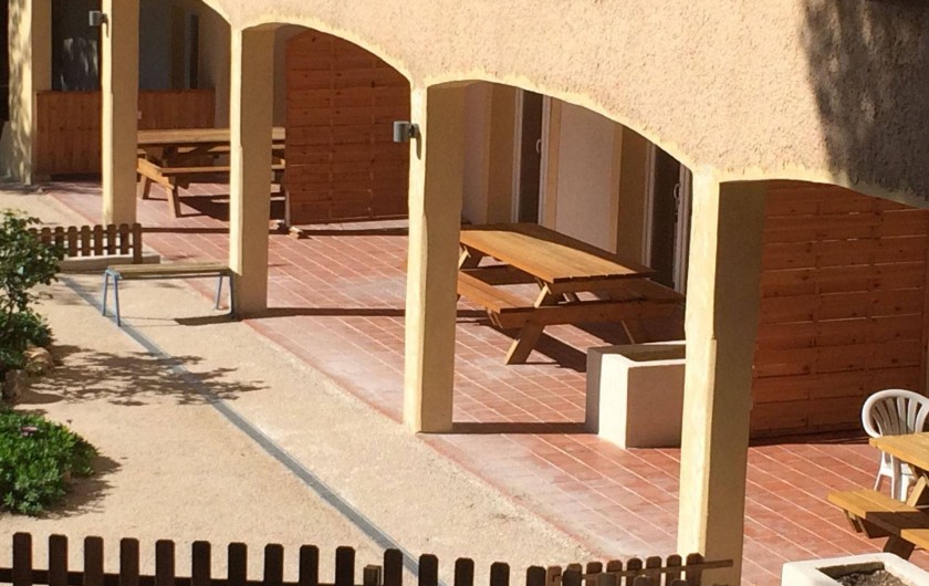 Location de vacances - Appartement à Martigues - Terrasses équipées de table 6 places pour apéros à l'ombre devant l'appart