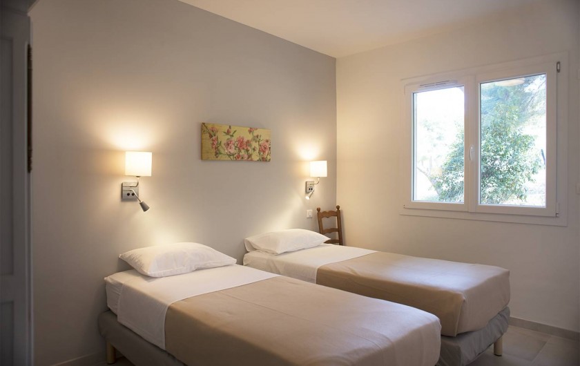Location de vacances - Appartement à Martigues - Chambre, matelas grand confort et double vitrage Bastide des Joncas