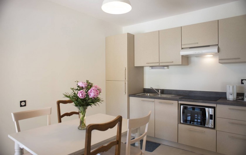 Location de vacances - Appartement à Martigues - Cuisine équipée, plaques induction, lave vaisselle, four, congel, vaisselle