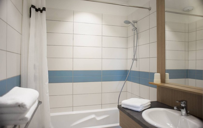 Location de vacances - Appartement à Martigues - Salle de Bain, Baignoire ou Douches au choix, + eau chaude solaire