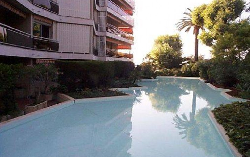 Location de vacances - Appartement à Cannes - Cannes beach- Bassins devant terrasse privative
