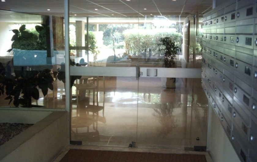 Location de vacances - Appartement à Cannes - Cannes beach- Hall entrée . SAS sécurisé
