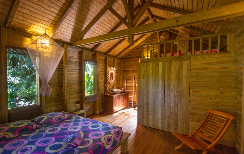 Location de vacances - Cabane dans les arbres à Deshaies - Case Créole en bois avec sa mezzanine