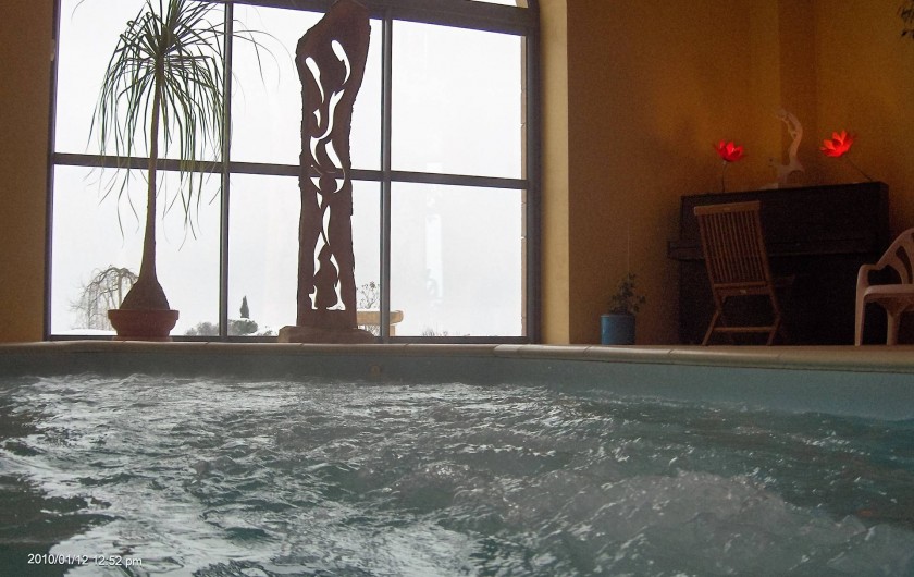 Location de vacances - Chambre d'hôtes à Saint-Laurent-d'Oingt - Les remous de la piscine et le coin piano