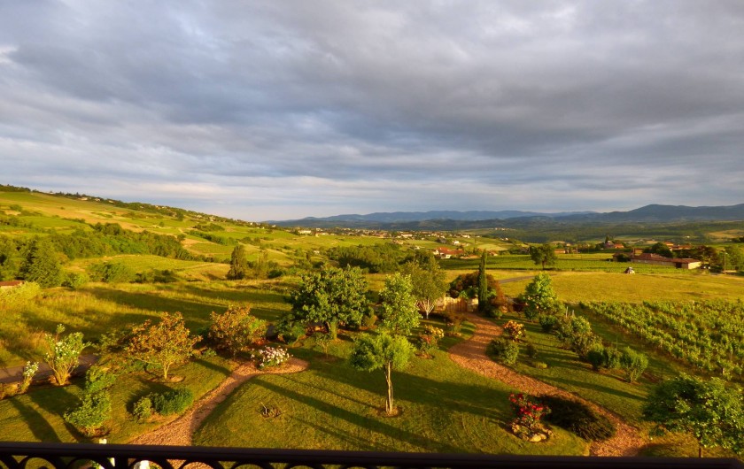Location de vacances - Chambre d'hôtes à Saint-Laurent-d'Oingt - Vue sur le jardin et au loin