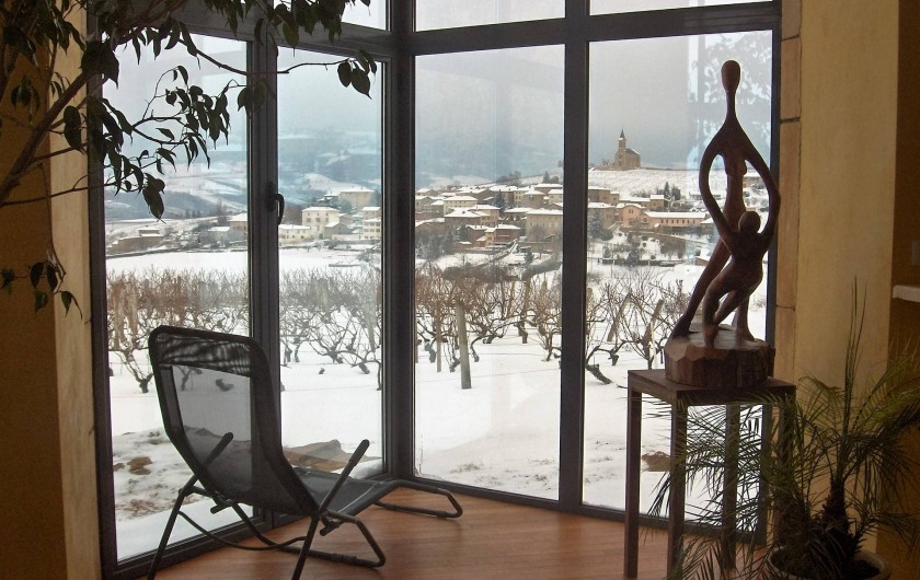 Location de vacances - Chambre d'hôtes à Saint-Laurent-d'Oingt - Vue sur le village de Saint Laurent, depuis la pièce piscine