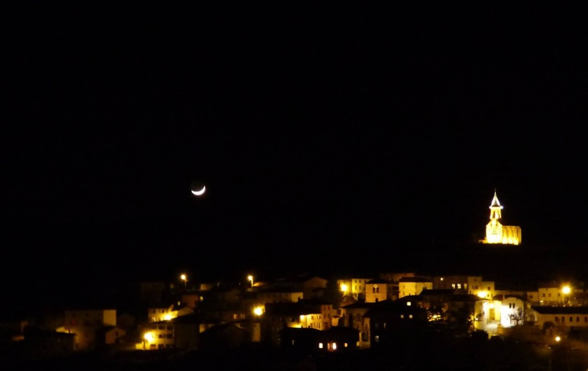 Location de vacances - Chambre d'hôtes à Saint-Laurent-d'Oingt - Le village de Saint Laurent de nuit, et la chapelle illuminée