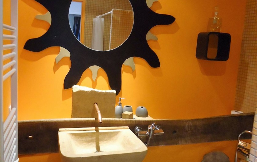 Location de vacances - Chambre d'hôtes à Saint-Laurent-d'Oingt - La vasque en pierre et son soleil (la "crèche")